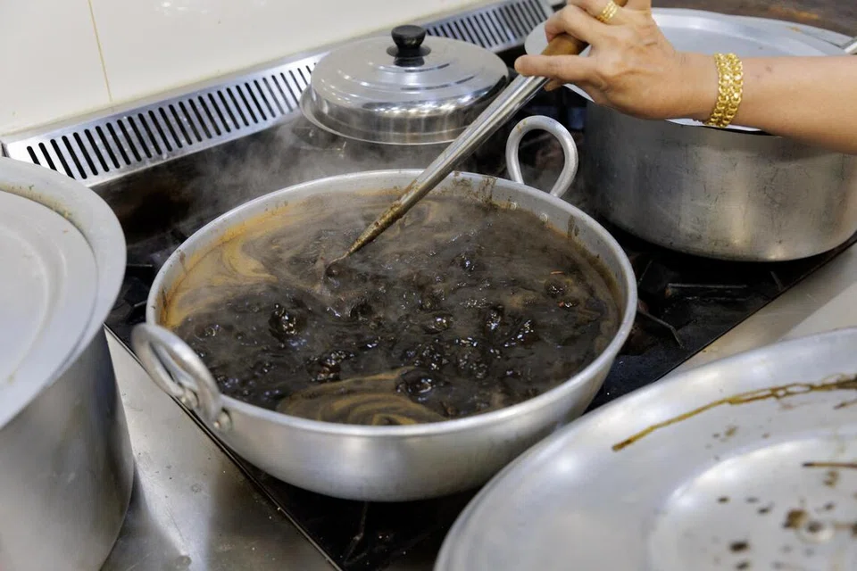 Sotong hitam antara hidangan istimewa Terumbu, dengan kuah hitam yang pekat dan kaya dengan rasa.