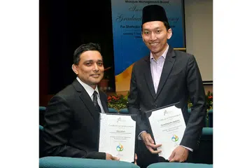 PROJEK SLP: Encik Muhammad Nadjad Abdul Rahim (kanan) dan Encik Zafran Khan yang mengikuti Program Kepimpinan Strategik (SLP) baru-baru ini menghasilkan projek yang boleh dilaksanakan di masjid bersama anggota kumpulan masing-masing. - Foto KHALID BABA