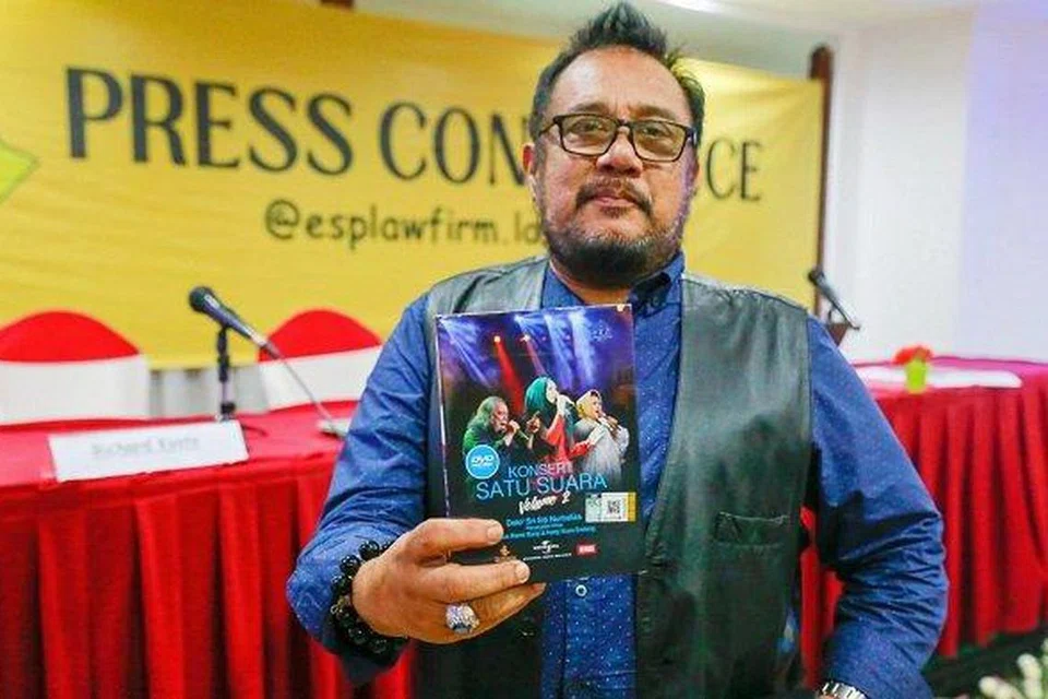 Pencipta lagu ‘Kasih’, Richard Kyoto, mendakwa Hetty Koes Endang melanggar hak cipta lagu ‘Kasih’ dengan tidak mendapatkan keizinannya untuk menukar lirik lagu tersebut.