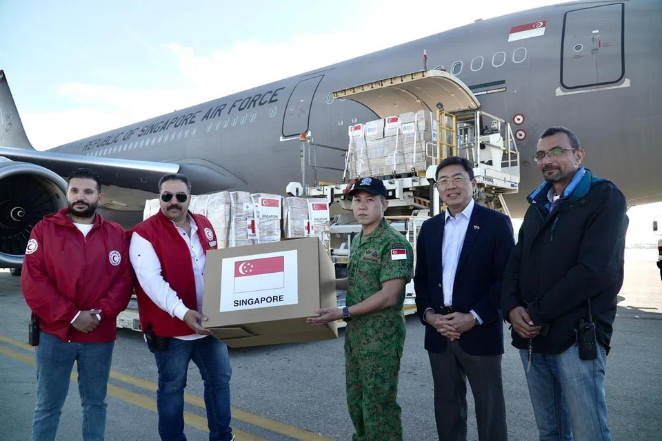 BANTUAN DISERAHKAN: Barangan bantuan daripada Singapura diserahkan kepada Persatuan Bulan Sabit Merah Mesir (ERC), dengan disaksikan Duta Besar Singapura ke Mesir, Encik Dominic Goh (dua dari kanan), dan Dr Tarek Shokah, Pengarah Direktorat Kesihatan bagi Gabenor Sinai Utara (paling kanan)