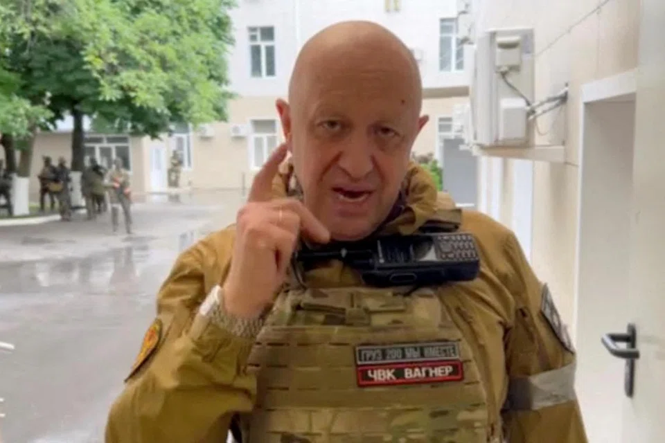 HENTIKAN PEMBERONTAKAN: Pihak berkuasa Russia menyatakan pengasas Kumpulan Wagner, Encik Yevgeny Prigozhin dan askar upahannya tidak akan didakwa terlibat dalam pemberontakan. Encik Prigozhin juga setuju untuk membawa diri ke Belarus.     