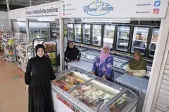 NIAGA KELUARGA: (Dari kiri) Pemilik kedai, Cik Maslinda Mansuri bersama anggota keluarganya yang juga bekerja dengannya - kakaknya, Cik Maisarah Mansuri; ibunya, Cik Sarintan Kanting; dan makcik, Cik Junainah Kanting. - Foto BH oleh KEVIN LIM