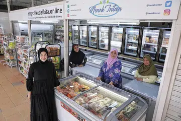 NIAGA KELUARGA: (Dari kiri) Pemilik kedai, Cik Maslinda Mansuri bersama anggota keluarganya yang juga bekerja dengannya - kakaknya, Cik Maisarah Mansuri; ibunya, Cik Sarintan Kanting; dan makcik, Cik Junainah Kanting. - Foto BH oleh KEVIN LIM