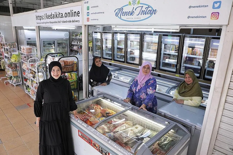 NIAGA KELUARGA: (Dari kiri) Pemilik kedai, Cik Maslinda Mansuri bersama anggota keluarganya yang juga bekerja dengannya - kakaknya, Cik Maisarah Mansuri; ibunya, Cik Sarintan Kanting; dan makcik, Cik Junainah Kanting. - Foto BH oleh KEVIN LIM