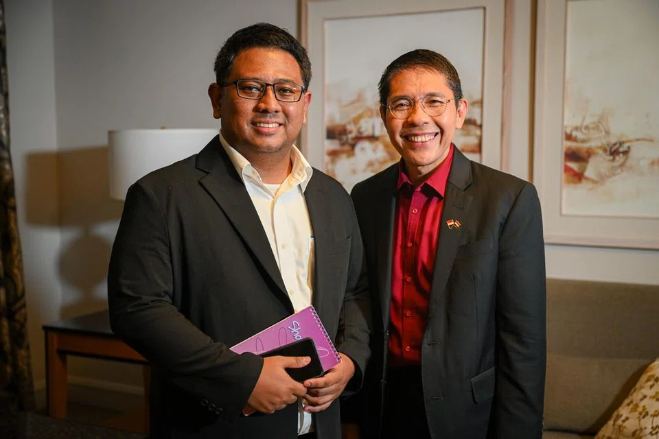 WAWANCARA BERSAMA BH: Menteri di Pejabat Perdana Menteri, Dr Mohamad Maliki Osman (kanan), bersama Koresponden Berita Harian, Encik Anwar Saleh, selepas wawancara menggulung lawatan kerja Dr Maliki di Kahirah, Mesir, pada 11 November.