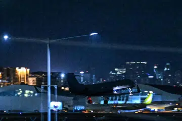 Pesawat Learjet yang membawa mantan Presiden Filipina, Encik Rodrigo Duterte, berlepas dari Pangkalan Udara Villamor di Pasay, Metro Manila, pada 11 Mac 2025. Encik Duterte ditahan sejurus sahaja beliau tiba di Lapangan Terbang Antarabangsa Manila pada hari yang sama oleh pihak berkuasa yang bertindak susulan waran tangkap yang dikeluarkan oleh Mahkamah Jenayah Antarabangsa (ICC) berkaitan operasi perang dadahnya yang mengorbankan ribuan nyawa.