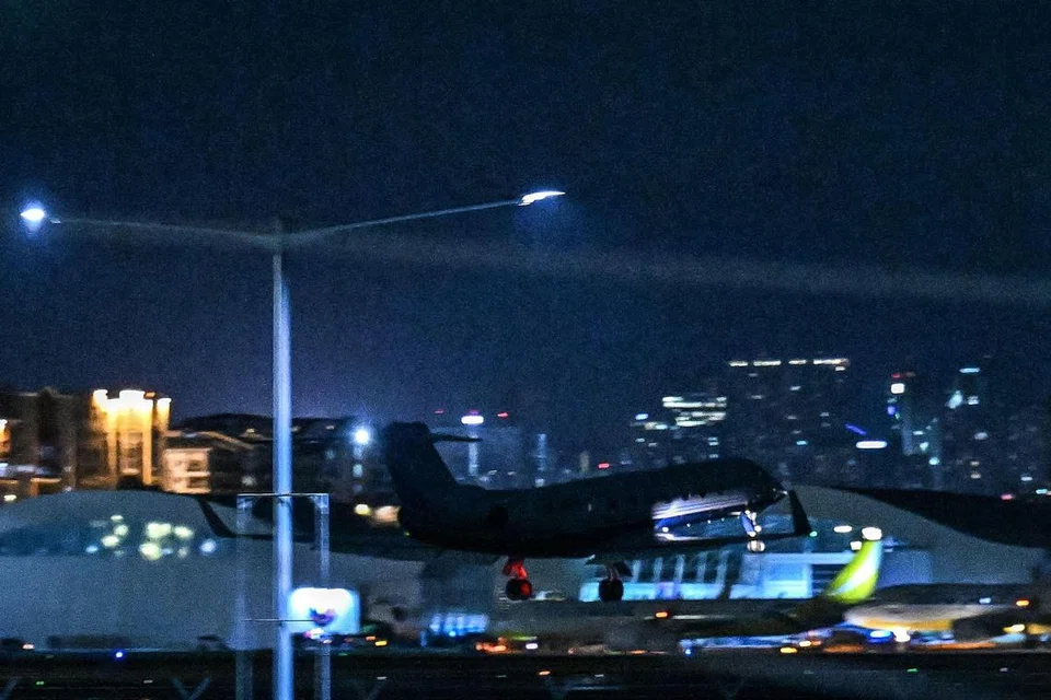 Pesawat Learjet yang membawa mantan Presiden Filipina, Encik Rodrigo Duterte, berlepas dari Pangkalan Udara Villamor di Pasay, Metro Manila, pada 11 Mac 2025. Encik Duterte ditahan sejurus sahaja beliau tiba di Lapangan Terbang Antarabangsa Manila pada hari yang sama oleh pihak berkuasa yang bertindak susulan waran tangkap yang dikeluarkan oleh Mahkamah Jenayah Antarabangsa (ICC) berkaitan operasi perang dadahnya yang mengorbankan ribuan nyawa.
