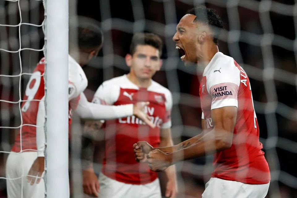 SUMBANG KEMENANGAN: Pemain Arsenal Pierre-Emerick Aubameyang (kanan) memberikan reaksi selepas menjaringkan gol dalam perlawanan menentang Leicester City. - Foto REUTERS