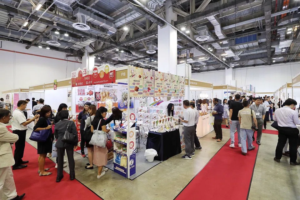 PAMERAN 'SUPERFOOD ASIA 2019': Acara dagang yang dianjurkan buat kali pertamanya ini menampilkan lebih 200 jenama yang sejajar tema makanan sihat, semula jadi dan halal bagi mereka yang mahu meneroka bahagian pasaran tersebut. - Foto BM oleh GAVIN FOO