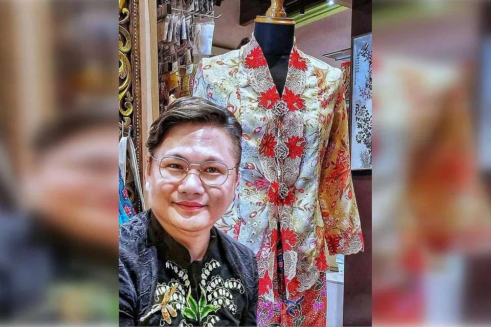 MAHU TERUSKAN WARISAN: Encik Raymond Wong berharap fesyen busana kebaya tidak akan lupus ditelan zaman. - Foto ZALEHA ABDUL KADER