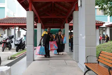 Sebanyak 60 isi rumah di bahagian utara Singapura menerima habuan makanan asas hasil daripada Projek Amal Pengedaran Makanan dan Pertandingan Sepak Takraw pada 26 Julai.