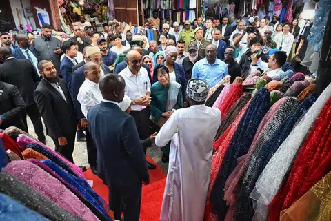 Presiden Tharman Shanmugaratnam dan isterinya Puan Jane Ittogi bercakap dengan seorang peniaga  pakaian pengantin di Darajani Souk, sebuah pasar di Stone Town, Zanzibar, Tanzania pada 10 Jun 2026.