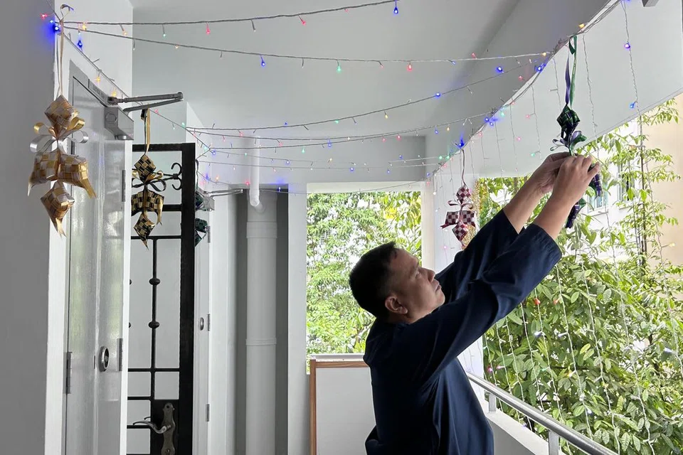 Sepanjang tujuh tahun sejak beliau menetap di Sunshine Gardens, Choa Chu Kang Avenue 5, telah menjadi kebiasaan bagi Encik Muhamad Faizal untuk meriahkan lagi suasana Hari Raya dengan memasang perhiasan lampu lap-lip.