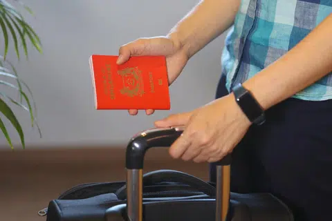 BEBAS VISA: Pemegang pasport biasa dari Singapura dan China dibernarkan untuk memasuki negara masing-masing tanpa memerlukan visa mulai 9 Februari ini.