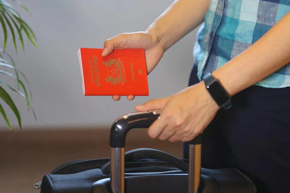 BEBAS VISA: Pemegang pasport biasa dari Singapura dan China dibernarkan untuk memasuki negara masing-masing tanpa memerlukan visa mulai 9 Februari ini.