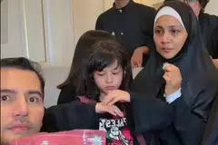 Norish (kanan) dan anak-anaknya turut menyertai sesi siaran langsung penjualan beberapa produknya bersama usahawan Malaysia, Datuk Aliff Syukri, di TikTok Live pada malam 15 April.