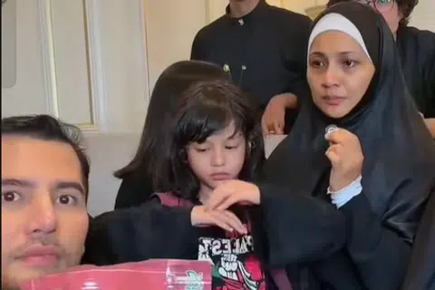 Norish (kanan) dan anak-anaknya turut menyertai sesi siaran langsung penjualan beberapa produknya bersama usahawan Malaysia, Datuk Aliff Syukri, di TikTok Live pada malam 15 April.