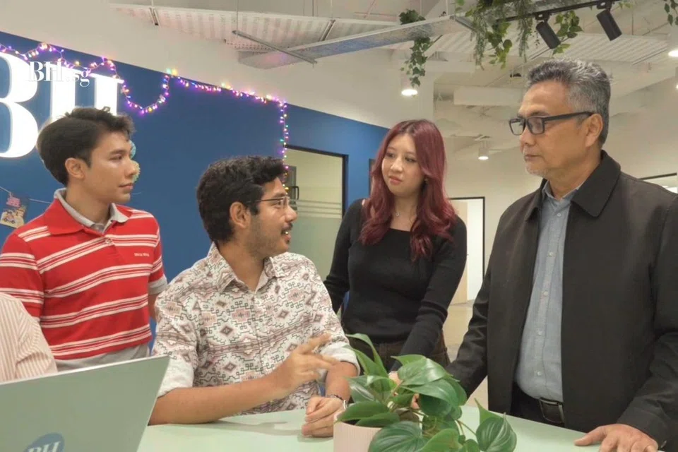 Editor Berita Harian, Encik Nazry Mokhtar (kanan), menekankan video ‘Projek AI-dilfitri’ mahu meraikan kemajuan teknologi sambil mengekalkan nilai tradisi, kekeluargaan dan kemanusiaan sebagai teras Hari Raya.