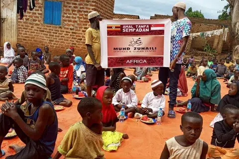 BERAMAL TANPA SEMPADAN: Syarikat Muhd Zuhaili Services & Quran Centre tulus membantu golongan kurang mampu di Afrika. - Foto MUHD ZUHAILI SERVICES & QURAN CENTRE