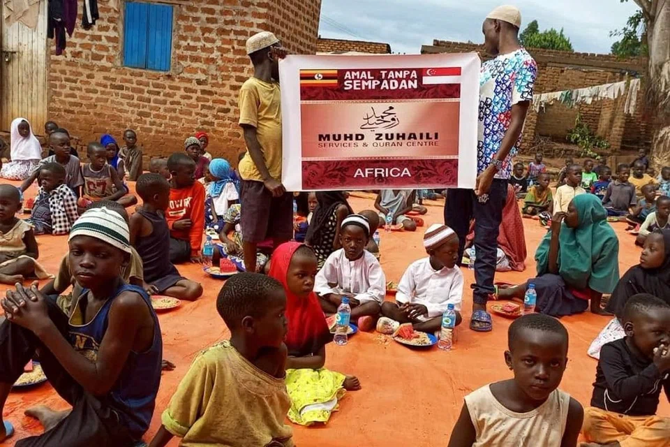 BERAMAL TANPA SEMPADAN: Syarikat Muhd Zuhaili Services & Quran Centre tulus membantu golongan kurang mampu di Afrika. - Foto MUHD ZUHAILI SERVICES & QURAN CENTRE