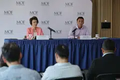 Menteri Pengangkutan merangkap Menteri Kedua Kewangan, Encik Jeffrey Siow (kanan), dan Menteri Negara Kanan (Perdagangan dan Perusahaan merangkap Kebudayaan, Masyarakat dan Belia), Cik Low Yen Ling (kiri), mengumumkan pakej bantuan pemerintah bernilai $900 juta bagi membantu isi rumah dan perniagaan Singapura mengharungi kesan kenaikan kos berikutan konflik di Timur Tengah.