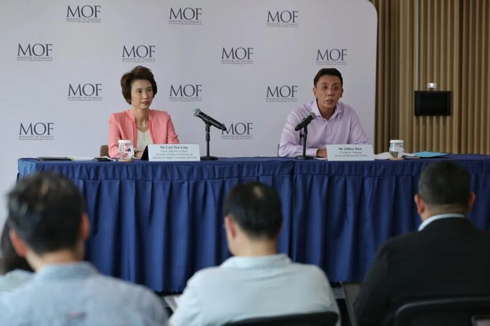 Menteri Pengangkutan merangkap Menteri Kedua Kewangan, Encik Jeffrey Siow (kanan) dan Menteri Negara Kanan (Perdagangan dan Perusahaan merangkap Kebudayaan, Masyarakat dan Belia), Cik Low Yen Ling (kiri) mengumumkan pakej bantuan pemerintah bernilai $900 juta bagi membantu isi rumah dan perniagaan Singapura mengharungi kesan kenaikan kos berikutan konflik di Timur Tengah.