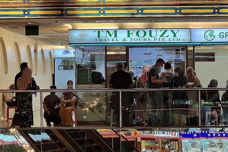 DAPATKAN PAKEJ: Bakal jemaah yang mendapat undangan tunai haji mengunjungi GSA untuk pakej pilihan mereka. - Foto BH oleh HAKIM YUSOF