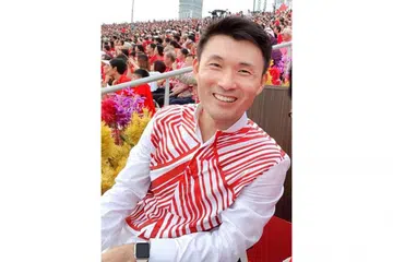 MOTIF MODEN: Encik Baey Yam Keng memakai baju putih dengan belang-belang merah. - Foto FACEBOOK/BAEY YAM KENG 