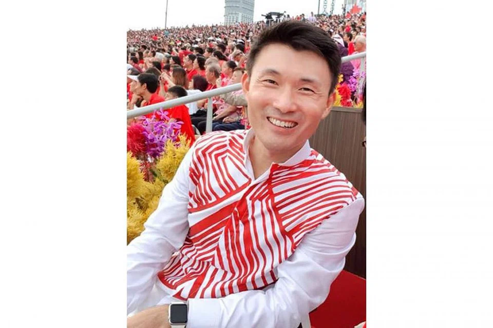 MOTIF MODEN: Encik Baey Yam Keng memakai baju putih dengan belang-belang merah. - Foto FACEBOOK/BAEY YAM KENG 