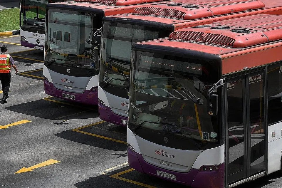 SAMAN: Seorang pemandu beredar dari basnya di pusat pertukaran bas Toa Payoh. Lapan pemandu telah menyaman SBS Transit, mendakwa mereka dibayar kurang bagi lembur dan perlu bekerja lebih seminggu tanpa hari rehat. - Foto BH oleh KUA CHEE SIONG