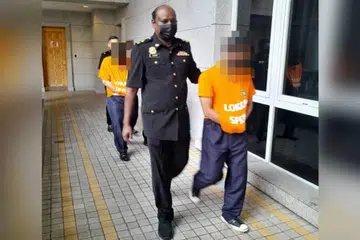 Penguat kuasa Suruhanjaya Pencegahan Rasuah Malaysia (SPRM) mengiringi dua individu termasuk seorang pengerusi syarikat bergelar ‘Datuk’ ke Mahkamah Majistret Kuala Lumpur untuk mendapatkan perintah tahanan reman pada 2 Julai.