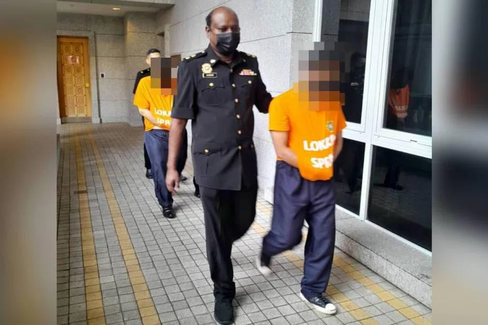 Penguat kuasa Suruhanjaya Pencegahan Rasuah Malaysia (SPRM) mengiringi dua individu termasuk seorang pengerusi syarikat bergelar ‘Datuk’ ke Mahkamah Majistret Kuala Lumpur untuk mendapatkan perintah tahanan reman pada 2 Julai.