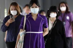 Orang ramai memakai pelitup muka semasa di kawasan awam di Bangkok, Thailand, pada 20 Mei 2025. Thailand telah melaporkan lonjakan besar dalam kes Covid-19 selepas jumlah jangkitan meningkat kepada 33,030 dalam tempoh 11-17 Mei, termasuk sekurang-kurangnya 6,000 kes di Bangkok dengan dua kematian, menurut Jabatan Kawalan Penyakit. 