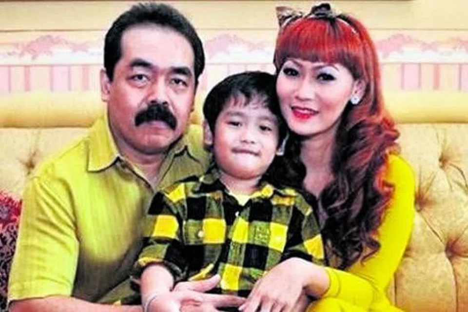 BUAH HATI: Inul Daratista akhirnya dapat menimang cahaya mata selepas 13 tahun mendirikan rumah tangga bersama suaminya, Adam Suseno. Satu-satunya anak lelakinya, Yusuf Ivander Damares, dilahirkan melalui program bayi tabung uji. - Foto TIDAKKALAH.BLOGSPOT.COM