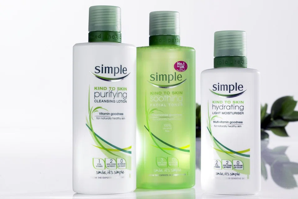 PENYEGAR: Antara produk popular daripada jenama Simple yang sesuai untuk penyegar dan pelembap kulit wajah.