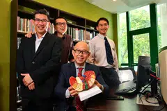 SESUAIKAN IKUT PESAKIT: Profesor Madya Roger Foo dan Dr Zhai Weiwei daripada Institut Genom Singapura (GIS) bersama Profesor Pierce Chow (duduk), daripada Pusat Barah Nasional Singapura (NCCS), serta Dr Wan Wei Keat daripada Hospital Besar Singapura mengusulkan agar rawatan barah hati disesuaikan mengikut setiap pesakit dan bukan satu rawatan buat semua. - Foto THE STRAITS TIMES