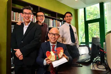 SESUAIKAN IKUT PESAKIT: Profesor Madya Roger Foo dan Dr Zhai Weiwei daripada Institut Genom Singapura (GIS) bersama Profesor Pierce Chow (duduk), daripada Pusat Barah Nasional Singapura (NCCS), serta Dr Wan Wei Keat daripada Hospital Besar Singapura mengusulkan agar rawatan barah hati disesuaikan mengikut setiap pesakit dan bukan satu rawatan buat semua. - Foto THE STRAITS TIMES