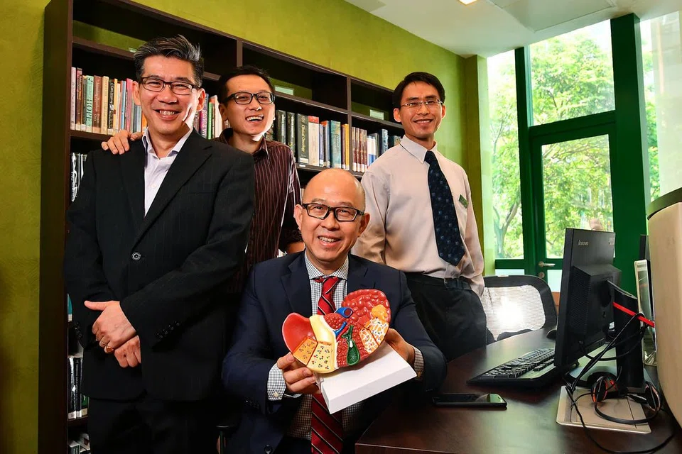 SESUAIKAN IKUT PESAKIT: Profesor Madya Roger Foo dan Dr Zhai Weiwei daripada Institut Genom Singapura (GIS) bersama Profesor Pierce Chow (duduk), daripada Pusat Barah Nasional Singapura (NCCS), serta Dr Wan Wei Keat daripada Hospital Besar Singapura mengusulkan agar rawatan barah hati disesuaikan mengikut setiap pesakit dan bukan satu rawatan buat semua. - Foto THE STRAITS TIMES