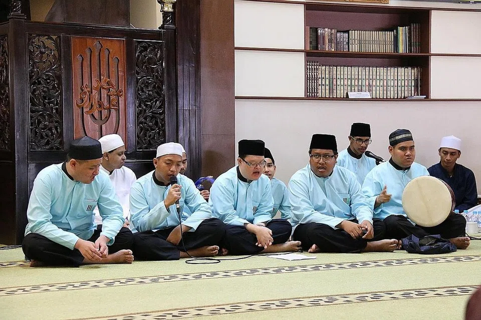 ALUNAN QASIDAH: Pelajar istimewa dari MIJ Education Hub mempersembahkan qasidah di majlis Maulidur Rasul di Masjid Al-Abdul Razak. Mereka merancang dan berlatih bagi persembahan itu sejak Januari lalu. - Foto-foto NUR HUMAIRA SAJAT 