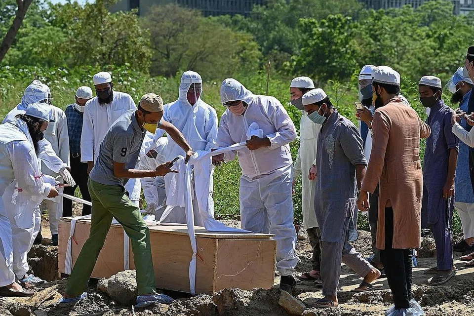 ANGKA DIKEMAS KINI: India menyalahkan pihak berkuasa setempat, dengan mengatakan kementerian kesihatan "hanya mengumpul dan menerbitkan data yang dihantar oleh pemerintah negeri" dan "berulang kali menasihatkan" negeri-negeri agar mencatat kematian dengan betul. - Foto AFP