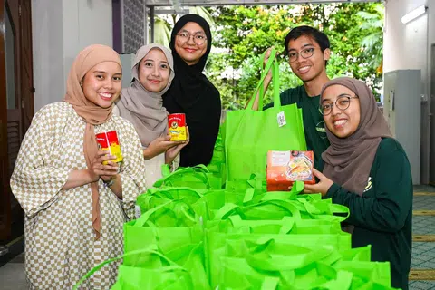 Mahasiswa NUS - (dari kanan) Cik Aisyah Nurul Izza, Encik Ahmad Ihsan Aziz, Cik Rukhsana Bi D/O Abdul Wahid, Cik Siti Zhuraifah Kamaruddin dan Cik Nabila Zolkifli - singsing lengan untuk usaha SalamSG Gives yang diadakan di daerah barat pada 22 Februari.