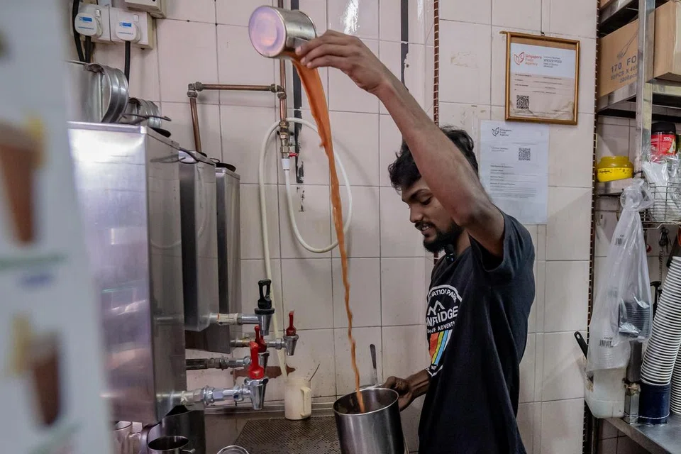 AIR TANGAN: Encik Mohammad Zaki Mohammad Asgar, anak sulung pemilik Bhai Sarbat handal membuat teh seperti bapanya.
