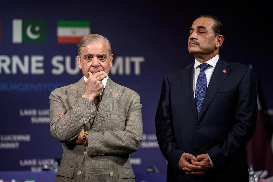 Perdana Menteri Pakistan, Encik Shehbaz Sharif (kiri), bersama Panglima Tentera Pakistan, Marshal Asim Munir, sebelum mesyuarat empat pihak antara Amerika Syarikat, Iran, Pakistan dan Qatar di kompleks hotel Burgenstock yang menghadap Tasik Lucerne, Switzerland, pada 21 Jun 2026. Marshal Munir mengunjungi Teheran pada 24 Ogos bagi mengadakan rundingan dengan pegawai kanan Iran dalam usaha terbaru Islamabad memecahkan kebuntuan rundingan Amerika-Iran, termasuk pertikaian mengenai Selat Hormuz. Ia merupakan lawatan ketiga beliau ke Iran tahun ini ketika Pakistan terus memainkan peranan sebagai pengantara antara Washington dengan Teheran.