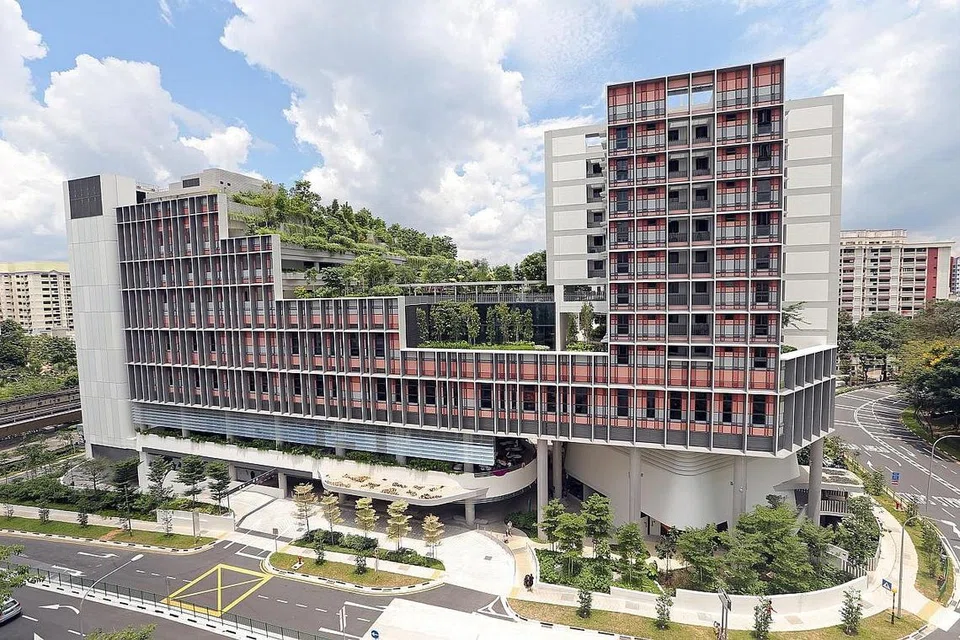 'KAMPUNG' UNTUK WARGA: Pembangunan bersepadu projek perumahan awam Kampung Admiralty ini merupakan contoh ke atas usaha memperbaiki kehidupan melalui pendidikan, penjagaan kesihatan dan perumahan. - Foto fail