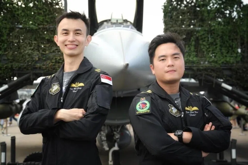 Juruterbang F-16, Mejar Tan Wei Yang (kiri), dan juruterbang AH-64D Apache, Kapten Yew Chee Hao, bersedia memukau penonton dalam pertunjukan udara RSAF.
