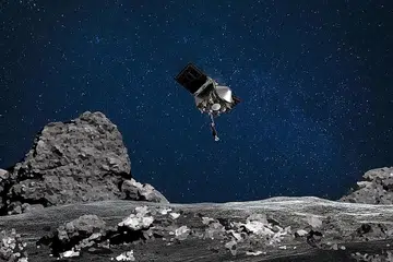 KUMPUL SAMPEL ASTEROID: Imej diperoleh dari NASA menunjukkan kapal angkasa Osiris-Rex meluncur turun ke asteroid Bennu untuk mengambil sampel permukaan asteroid. - Foto AFP