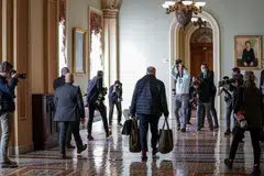 SEDIA DAKWA: Ketua Majoriti Senat Chuck Schumer dirakam tiba di bangunan Capitol, Washington, semalam. Perbicaraan pendakwaan kedua mantan presiden Donald Trump akan bermula hari ini di Dewan Senat. - Foto AFP