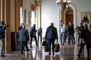 SEDIA DAKWA: Ketua Majoriti Senat Chuck Schumer dirakam tiba di bangunan Capitol, Washington, semalam. Perbicaraan pendakwaan kedua mantan presiden Donald Trump akan bermula hari ini di Dewan Senat. - Foto AFP