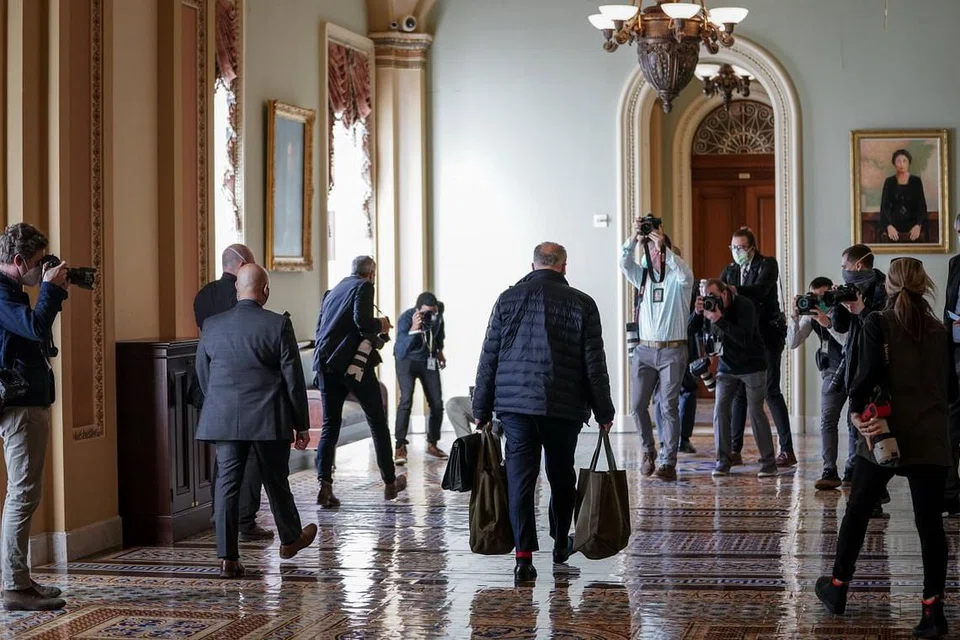 SEDIA DAKWA: Ketua Majoriti Senat Chuck Schumer dirakam tiba di bangunan Capitol, Washington, semalam. Perbicaraan pendakwaan kedua mantan presiden Donald Trump akan bermula hari ini di Dewan Senat. - Foto AFP