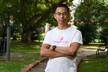 Pengasas Declutter.sg, Encik Khairul Anwar Ahmad Mahbob, memulakan inisiatif membuang barangan yang tidak diingini lagi secara bertanggungjawab.